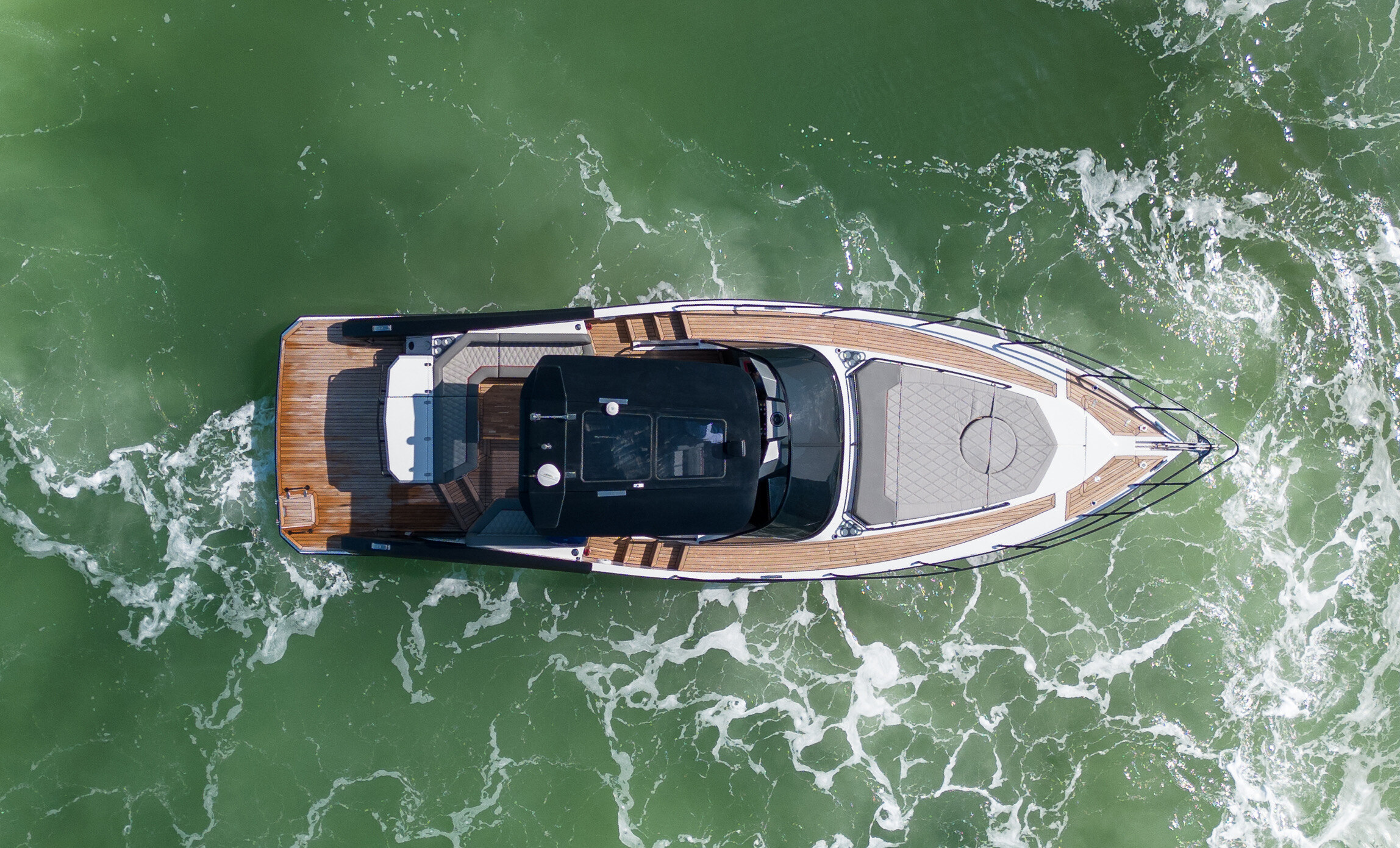 Teste 360° Grand Ocean 37: 5 destaques da embarcação que une esportividade e conforto